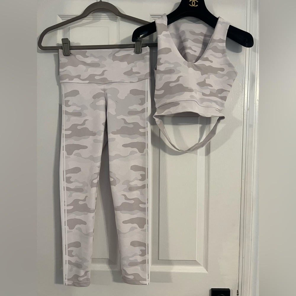 Venor white & gray Camo bra top size OSFM & leggings size XS/S workout set EUC